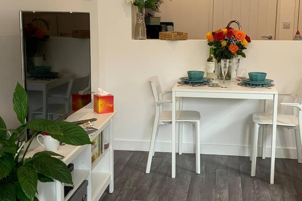Bournemouth Nr Town Beach Train Coach Shops Lovely Entire Apartment Allows Quiet Good Dogs Esterno foto